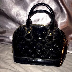 Black louis vuitton bag $ = AuTh